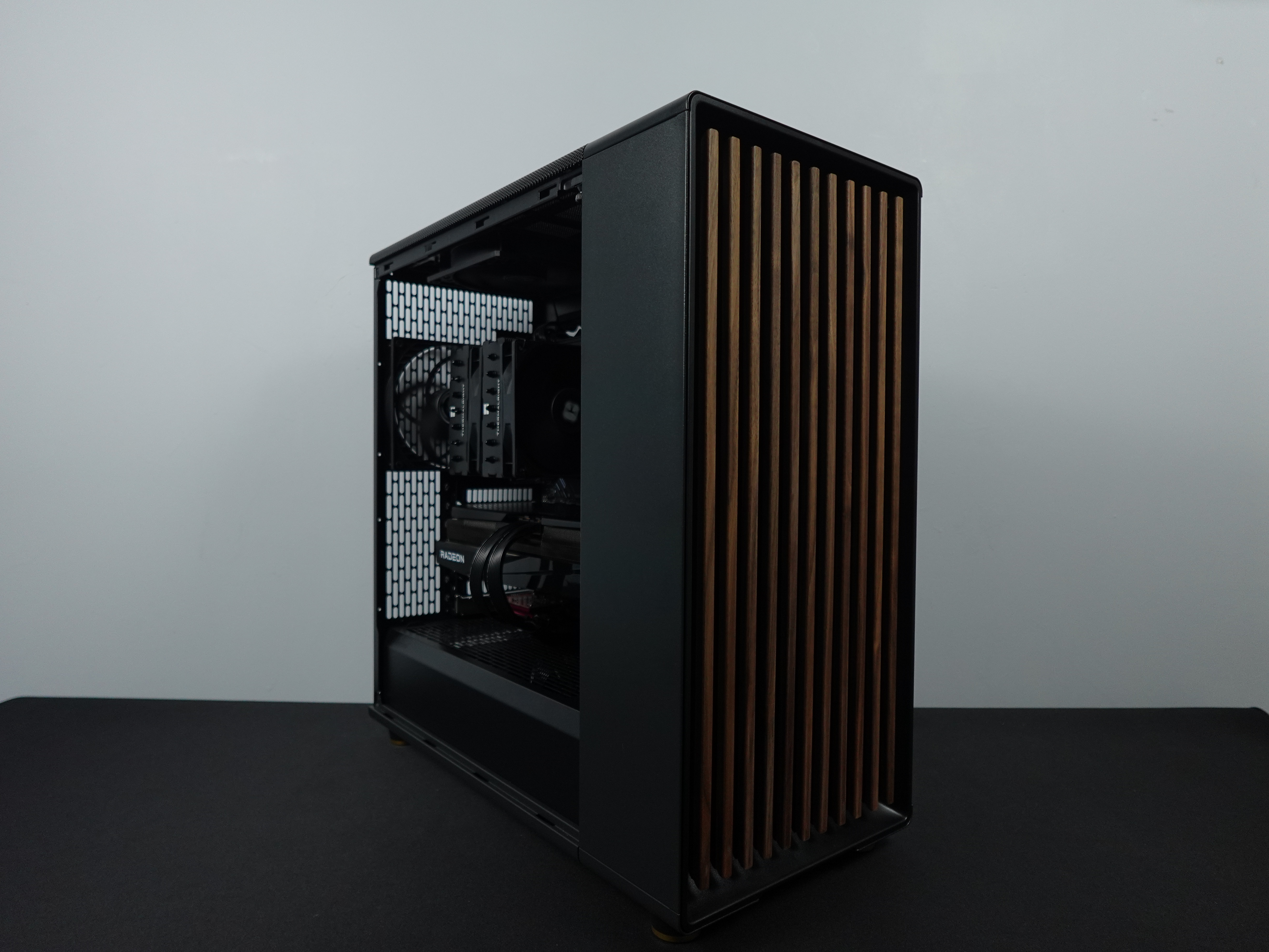 Photo d'un pc, monté en stream, avec comme référence : Trinitals - 2340€ 