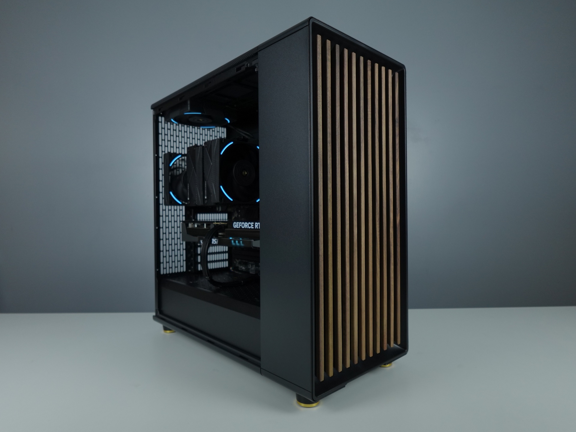 Photo d'un pc, monté en stream, avec comme référence : Al3xirel - 3070€ 