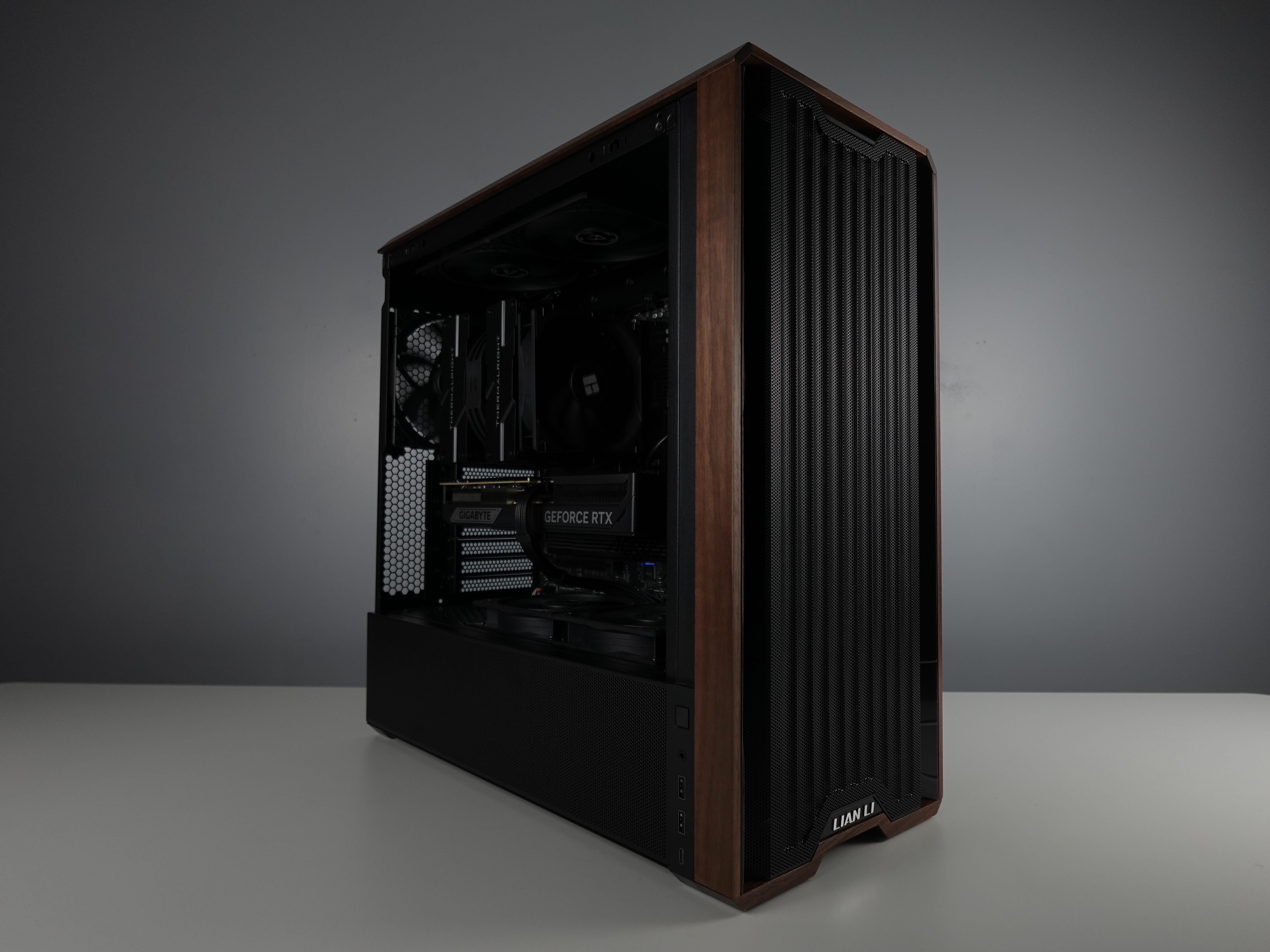 Photo d'un pc, monté en stream, avec comme référence : Alyjoh - 2070€ 