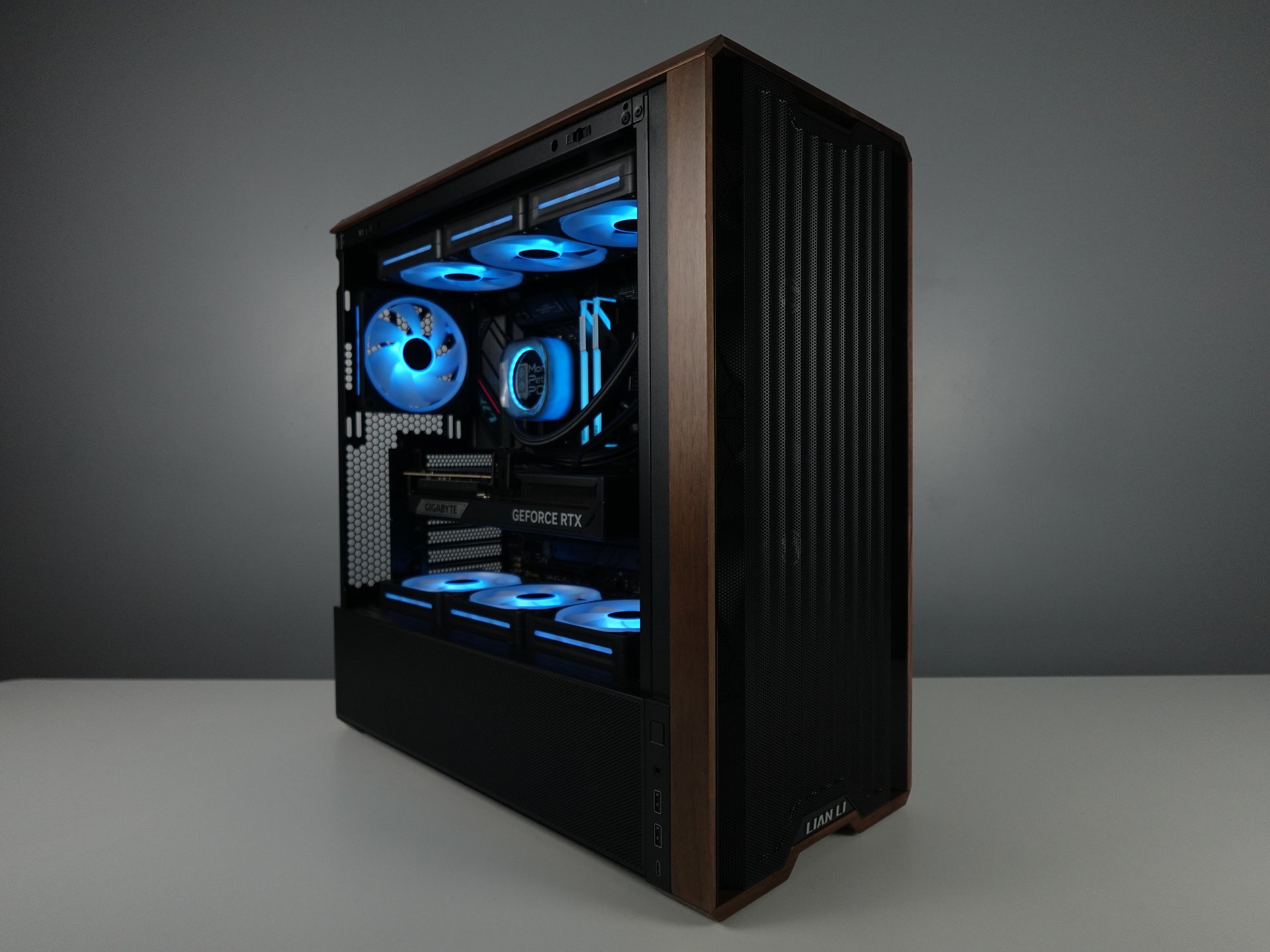 Photo d'un pc, monté en stream, avec comme référence : CARDS HUNTER - 2800€ 