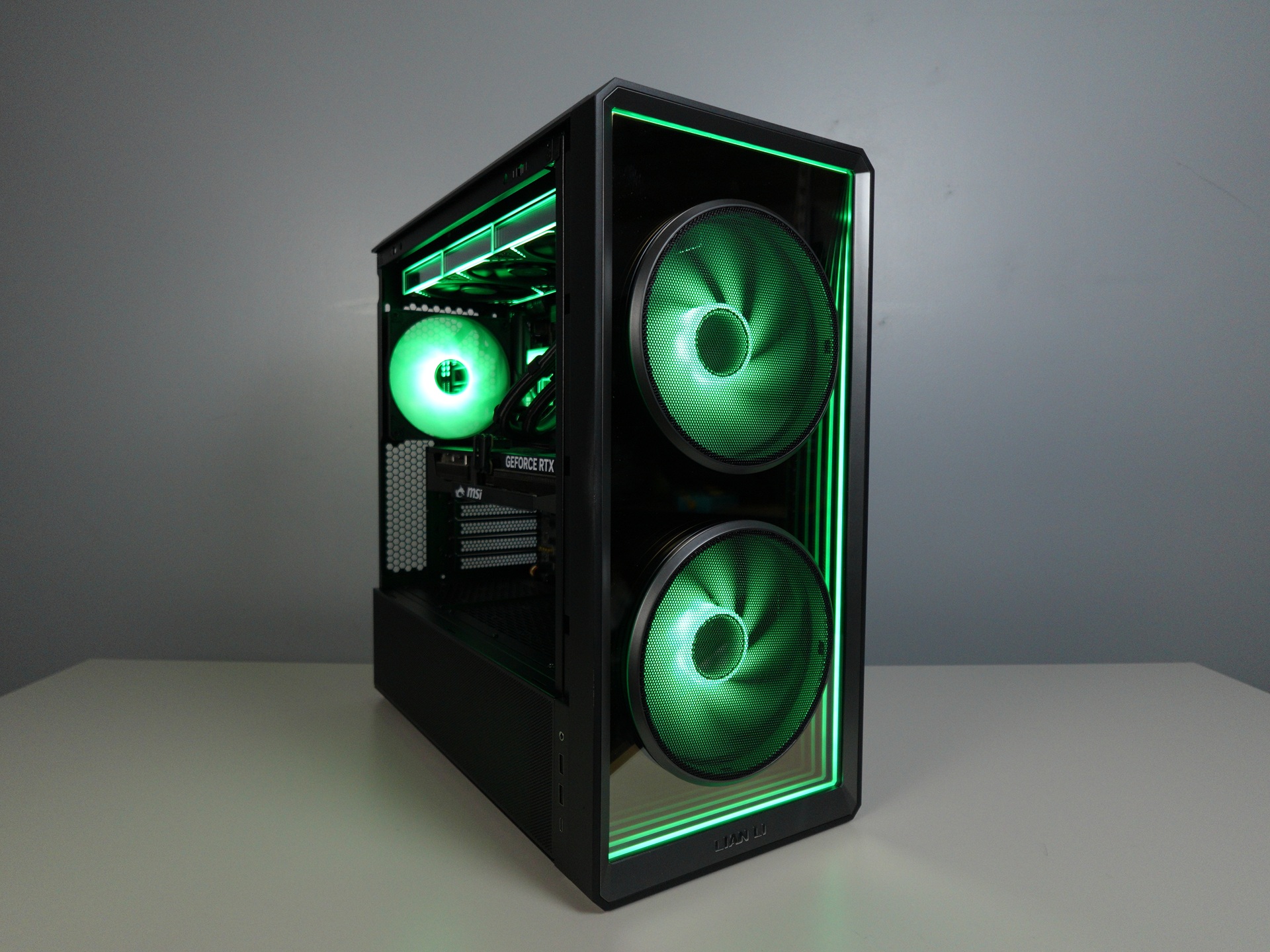 Photo d'un pc, monté en stream, avec comme référence : Doomsday - 2200€ 