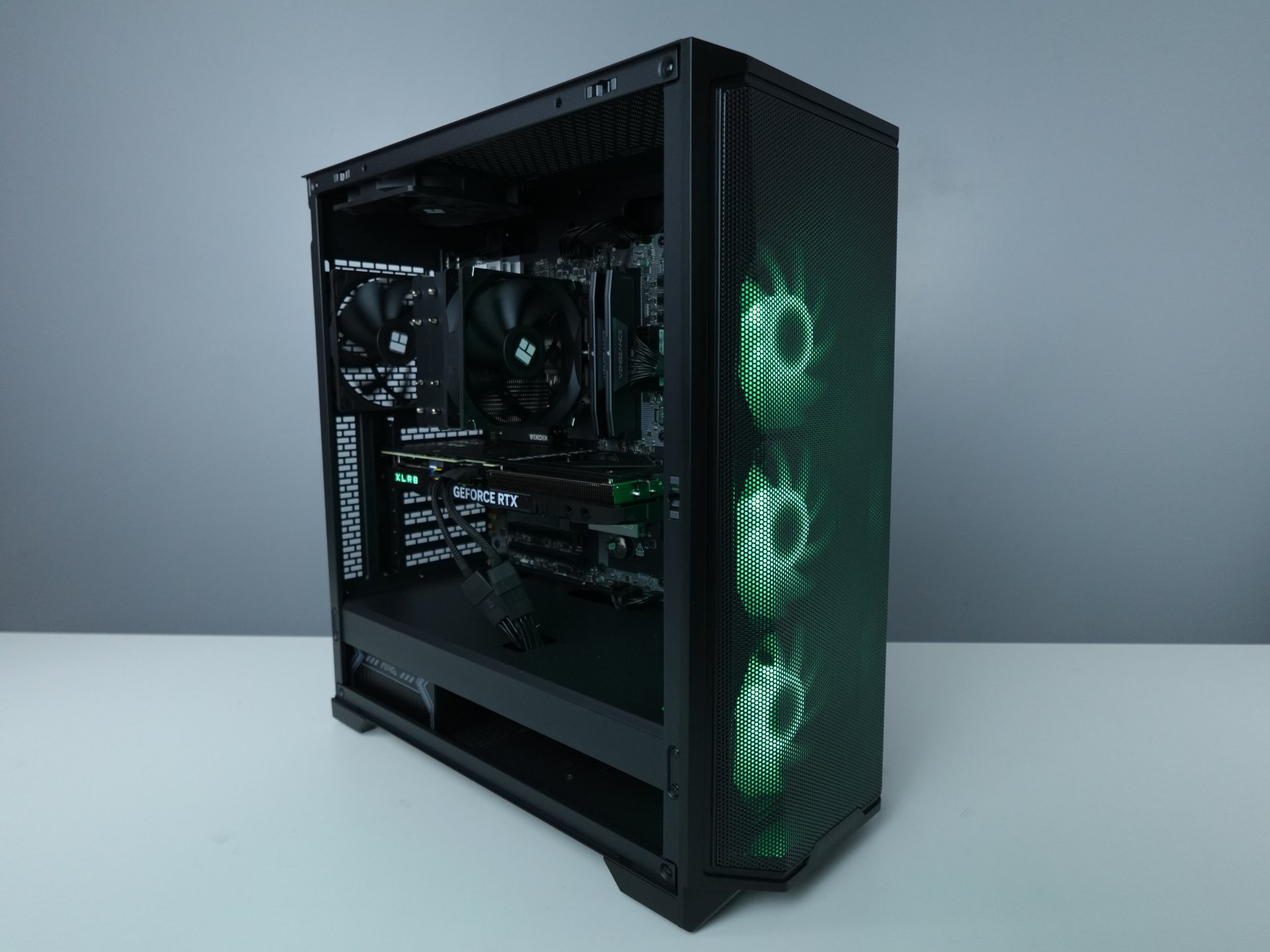 Photo d'un pc, monté en stream, avec comme référence : Enzo - 1280€ 