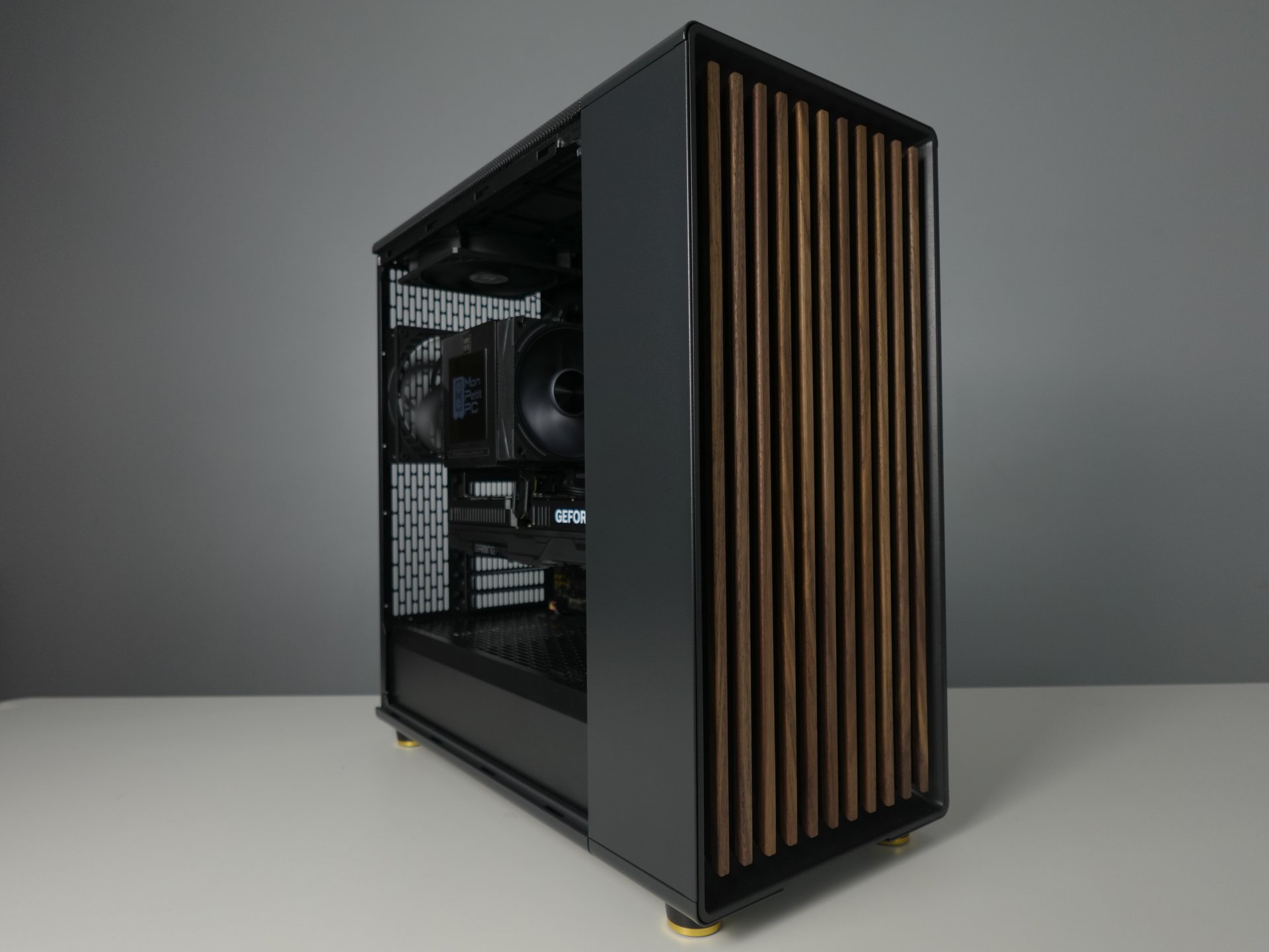 Photo d'un pc, monté en stream, avec comme référence : Ligraox - 2175€ 