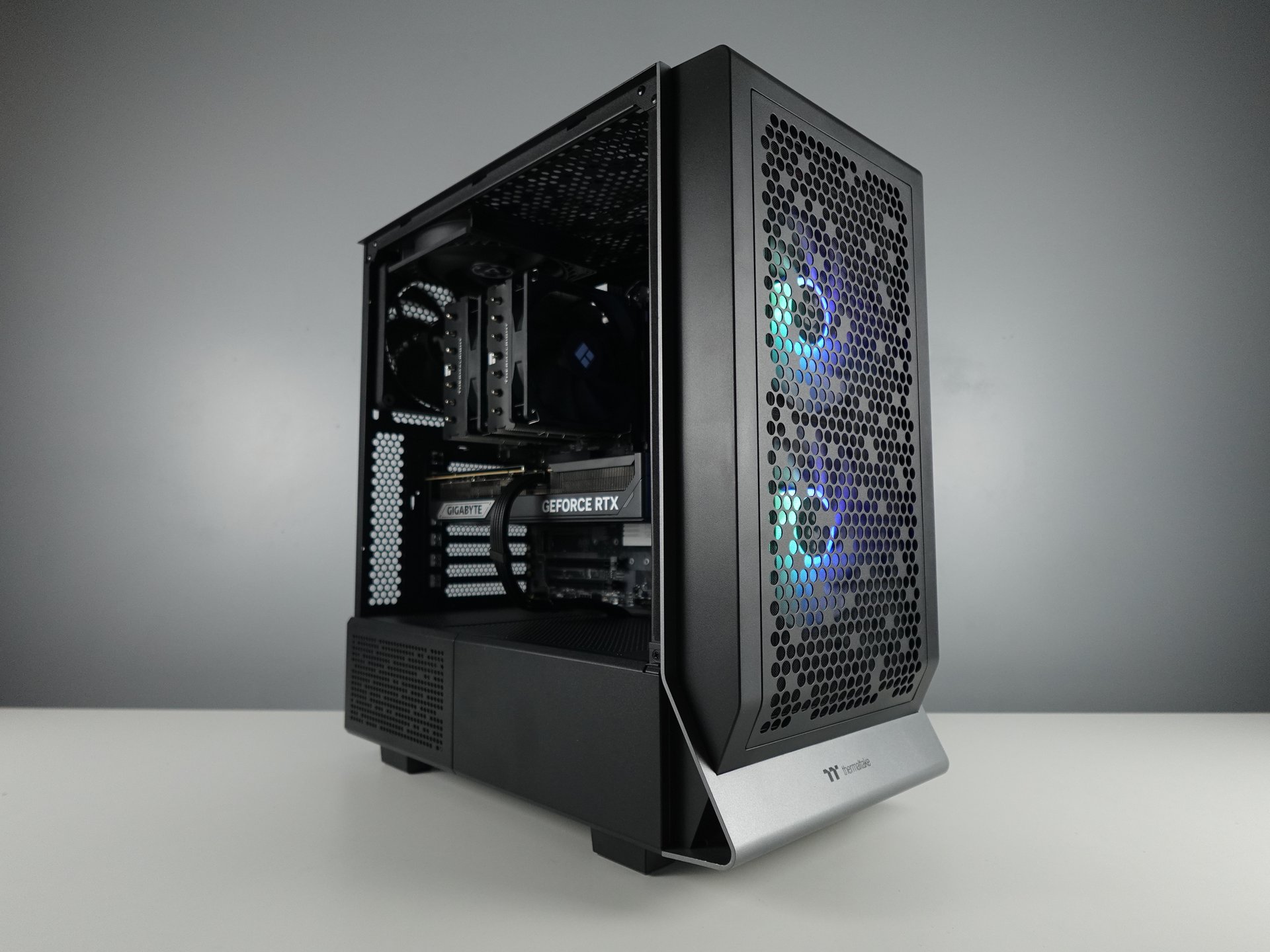 Photo d'un pc, monté en stream, avec comme référence : Maxximusj - 2060€ 